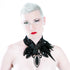 SiaLinda: Brustschmuck Halsschmuck Morticia mit schwarzen Rosen, weißen Perlen & Federn